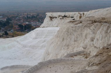 Türkiye 'nin güneybatısındaki Pamukkale' de karbonat minerallerinden oluşan teraslar oluşturuluyor