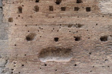 Yıpranmış antik Roma tuğla duvarı eski yüzeyi, aşınmış detayları, tarihi mimari dokuyu, Kolezyum, Roma, İtalya