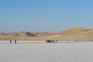 Ankara İli, Sereflikochisar, Türkiye - 12 Kasım 2024: Türkiye 'nin Anadolu bölgesindeki Tuz Gl Tuz Gölü' nde yürüyüş ve keşif
