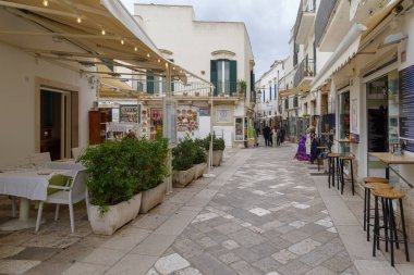 Otranto, İtalya - 31 Ekim 2023: Güney İtalya 'nın Apulia bölgesindeki Otranto eski kentinde sokak manzarası