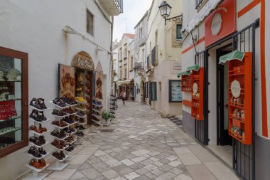 Otranto, İtalya - 31 Ekim 2023: Güney İtalya 'nın Apulia bölgesindeki Otranto eski kentinde sokak manzarası