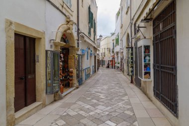 Otranto, İtalya - 31 Ekim 2023: Güney İtalya 'nın Apulia bölgesindeki Otranto eski kentinde sokak manzarası