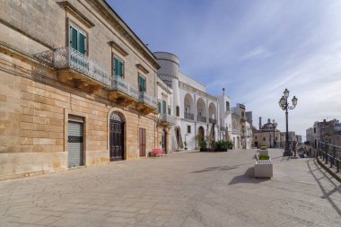 Cisternino, Apulia, Güney İtalya 'da beyaz konaklarla dolu bir cadde.
