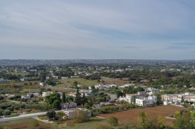 Güney İtalya 'nın Puglia bölgesindeki Cisternino ve Itria vadisinin manzarası