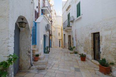 Tipik sokak ve eski kasaba Polignano a Mare, Apulia, Güney İtalya