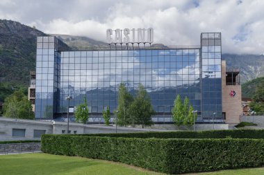 Saint Vincent, İtalya - 17 Mayıs 2024: Saint Vincent kasabasındaki Casino de la Vallee Cephesi, Aosta Vadisi bölgesi, İtalya