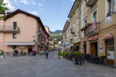 Saint Vincent, İtalya - 17 Mayıs 2024: Saint Vincent kasabasının tarihi merkezi, Aosta Vadisi Bölgesi, İtalya