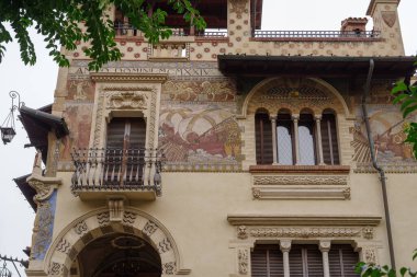 Roma, İtalya - 16 Ekim 2024: Roma Coppede semtinde bina cephesi, 1913 ve 1927 yılları arasında mimar Gino Coppede tarafından tasarlanmış, en zengin dekorasyon ve çeşitli yaratıcı sembollere göz yumar.