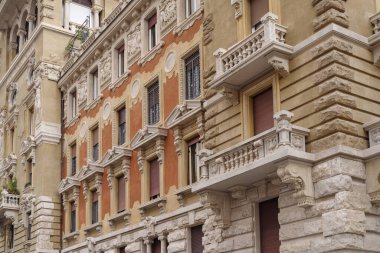 Roma, İtalya - 16 Ekim 2024: Roma Coppede semtinde bina cephesi, 1913 ve 1927 yılları arasında mimar Gino Coppede tarafından tasarlanmış, en zengin dekorasyon ve çeşitli yaratıcı sembollere göz yumar.