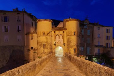 Entrevaux, Ortaçağ şehrinin kraliyet kapısı, Var nehrinin yüksek vadisi.