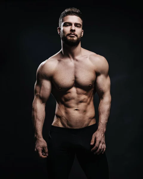 Modelo Masculino Muscular Magro Fundo Preto Fitness Shirtless Cara Calças — Fotografia de Stock