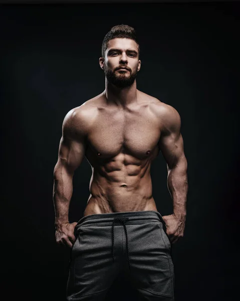 Slim Muscolare Modello Maschile Sfondo Nero Fitness Ragazzo Senza Maglietta — Foto Stock