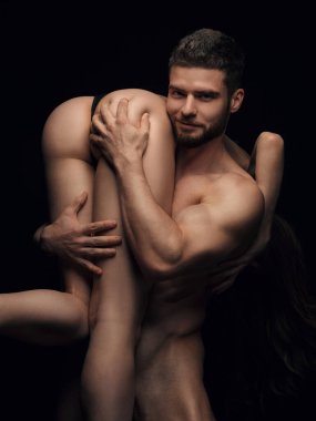 Kurnaz bakışlı çıplak bir adam güzel bir kızı taşıyor. Seksi bir kadının kaçırılması.