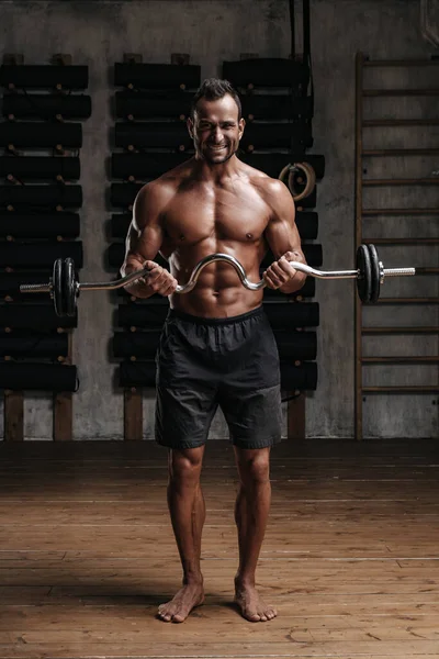 Schöner Typ Trainiert Mit Langhantel Fitnessstudio Hemdloses Männermodel Beugt Studio lizenzfreie Stockbilder