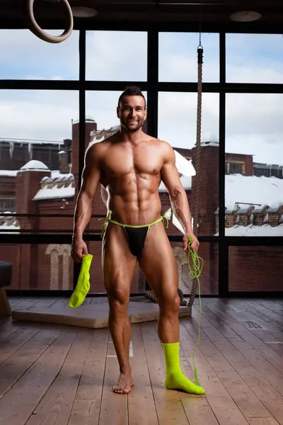 Snygg Naken Man Stringtrosor Som Poserar Loftstudio Man Fitness Modell Royaltyfria Stockbilder