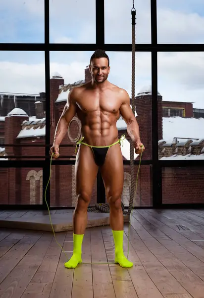 Snygg Naken Man Stringtrosor Som Poserar Loftstudio Man Fitness Modell Royaltyfria Stockfoton