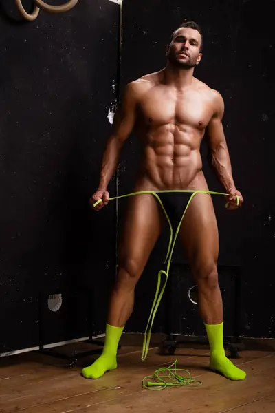 Snygg Naken Man Stringtrosor Som Poserar Loftstudio Man Fitness Modell Stockbild