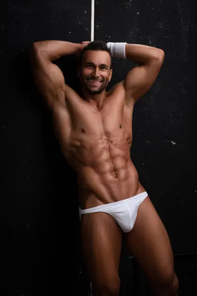 Männliches Fitnessmodel Weißer Unterwäsche Auf Schwarzem Hintergrund Muskulöser Nackter Kerl lizenzfreie Stockbilder