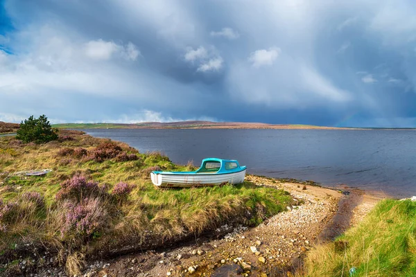 Una Barca Sulle Rive Del Lago Carrowmore Nella Contea Mayo — Foto Stock