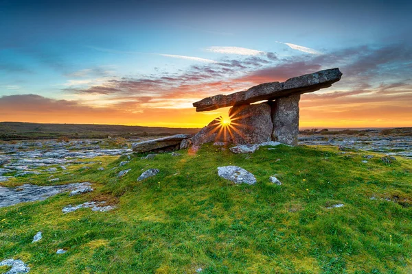 Puesta Sol Sobre Dolmen Poulnabrone Una Antigua Tumba Portal Burren — Foto de Stock