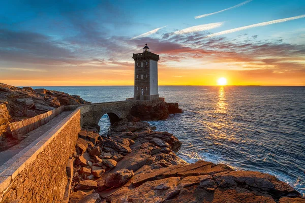 Puesta Sol Sobre Faro Kermorvan Costa Bretaña Cerca Brest —  Fotos de Stock