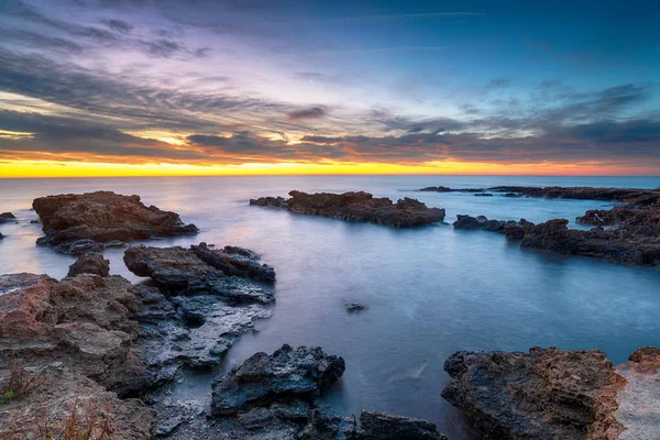 Splendida Alba Sulla Spiaggia Rocciosa Torre Sal Sulla Costa Mediterranea — Foto Stock