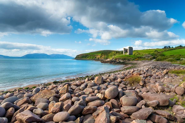 アイルランド西海岸のケリー州ディングル半島のキルムリー湾を見下ろすミナード城の古代遺跡 — ストック写真