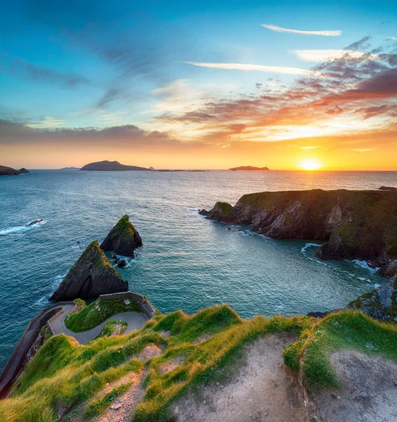 アイルランド西海岸のケリー州ディングル半島のダンキン桟橋の上の美しい夕日 ストック画像