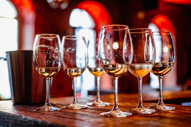 Altın Yansımalar: Kıtır Beyaz Şarap Doldurulmuş Zarif Bardaklar Koleksiyonu Kutlama ve Birliktelik Anlarını Yakalıyor.