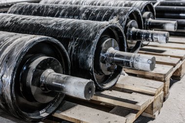 Monolitik Makineler Ağır Görevli Endüstriyel Patenler Yıpranmış Tahta Paletlere Dayanıyor Üretimin Ham Özünü Yakalıyor.