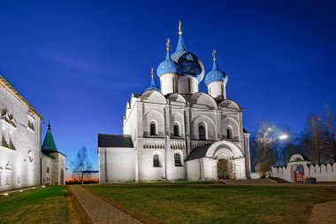 Gök kubbelerini gururla sergileyen gök kubbeli tarihi bir kilise güneş ışığında parlayan haçlarla süslenmiş ve herkesi zamansız güzelliğini düşünmeye çağırıyor..