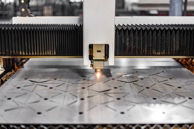 Bir lazer kesim makinesi, modern mühendisliğin kalbindeki yenilikleri aydınlatan parıldayan metal bir levhaya kusursuz bir şekilde karmaşık desenler çizer..