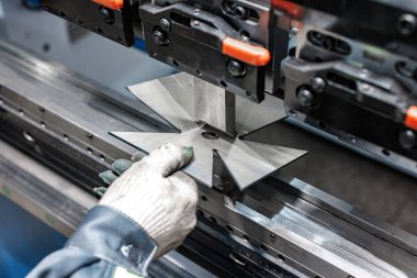 Hareketteki Kesinlik Yetenekli Operatör Metal Şeklini Teknolojik Bükme Makinesi ile Şekillendiriyor, Ham Sayfaları Özel Yaratıklar 'a Dönüştürüyor.