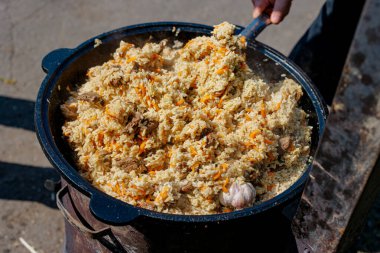 Yürek ısıtan Pilaf: Tuzlu Et ve Renkli Sebze Kazanı, Rahatlatıcı Mutfak Lezzeti İçin Mükemmel Karıştırıcı Lezzetler.