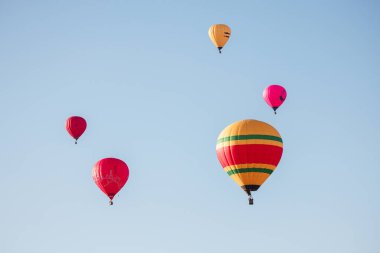 Gökyüzündeki Bir Senfoni: Renkli Sıcak Hava Balonları Bulutların Arasında Dans Ediyor.!
