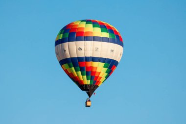 Renk Fısıltıları: Canlı Sıcak Hava Balonu Kıtır Mavi Gökyüzüne yükseliyor, Dünyayı Boyayan Rüyalar.!