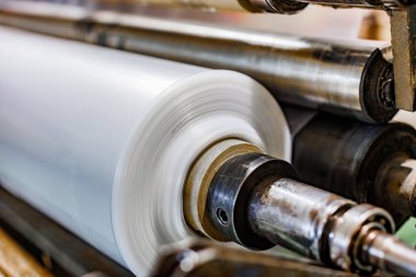 Sonsuz Potansiyel: Modern Endüstrinin Kalbinde Dönüşümü Bekleyen Bir Plastik Film Yuvarlanması.!