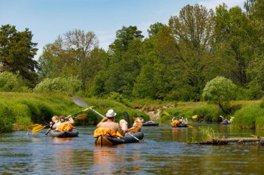 Suyun üzerindeki dinginlik Renkli Kanolar Huzurlu Nehir Yansımaları Altında Süzülüyor.!