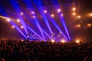 Uyum içindeki coşku Ses Denizi 'ndeki ruhları büyüledi. Canlı Işıklar, Heyecan verici Gece' yi aydınlatıyor.