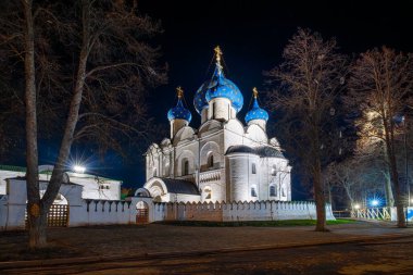 Ay Işığı Dinginliği Mavi Kubbeleri Gece Gökyüzüne Karşı Aydınlatan Bir Kilise!