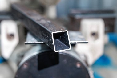 Endüstriyel Zarafet Bir Kare Metal Tüpü Yumuşak Işık Altında, Yumuşak Yüzeyini ve Geometrik Simetrisini Gösteriyor.!