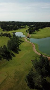 Çarpıcı bir golf sahası perspektifi canlı yeşillikler, sakin su özellikleri ve özenle tasarlanmış gölcükler golf severler için cennet gibi bir ortam yaratıyor. 4K 'da 50 fps' de yakalandı..