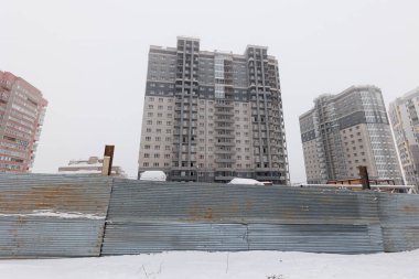 Şehir Metal Bariyerin Ötesindeki Geleceğe Dönen Evler, Yaşamın Rüyalarının Çelik Çelik Çerçeve ile birleştiği Yer.!