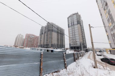 Kışlar, Yükselen Gökdelenler Arasında Karlı İnşaat Alanını Kucaklar ve Yeni Başları Bekliyor.!