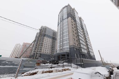 Winters Stillness Karla kaplı Şehir Sokağı Gökdelenler ve Sessizce Park Edilmiş Arabalar Tarafından Çerçevelendi!