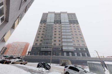 Kışlar Uzun Daireleri Kucaklar Kar ve Boş Arabalar Battaniyesi Altında Yükselir!