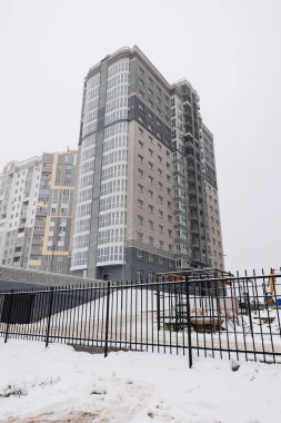 Kış Fısıltıları Minimalist Metal Çitinin Çerçevelediği Karlı Kucaklaşmadan Bir Parlak Daire Kulesi Çıktı.!