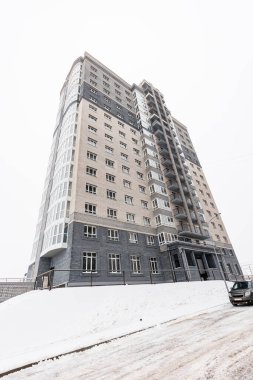 Kışlar, yumuşak kar yağışıyla çevrili muhteşem bir apartman kulesini kucaklar, ve tabanında ıssız bir araba bulunur..!