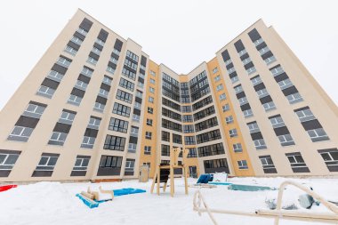 Şehir Dinginliği Karla Kaplanmış Bir Oyun Bahçesi Modern Yüksek Katlı, Harmanlanmış Doğa ve Şehir Hayatı Altında Mükemmel Uyum İçinde Bekliyor.!