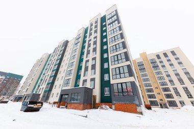 Şık Şehir Yaşamı Çok Katlı Çok Katlı Daireler Kış Harikalar Diyarı 'nda Yumuşak Kar Kaplama Zeminli!